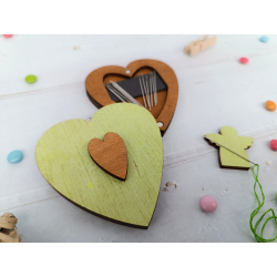 Wooden needle case. Green heart KF056/100G