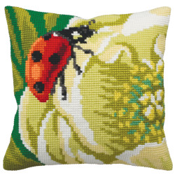 Cushion kit Ladybug on green flower 40 x 40 cm CDA5172