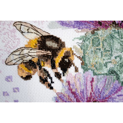 Cross-stitch kit Hunting for nectar 27x36 cm AAH-188