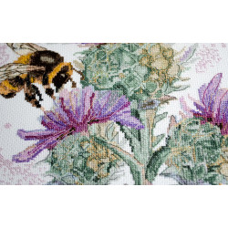 Cross-stitch kit Hunting for nectar 27x36 cm AAH-188