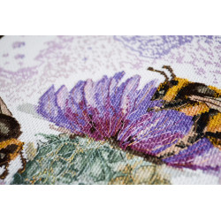 Cross-stitch kit Hunting for nectar 27x36 cm AAH-188