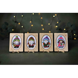 Suskaičiuotas kryželių siuvinėjimo rinkinys su faneros rėmeliu. Nykštukai. 10,6 x 14,4 cm SA6660