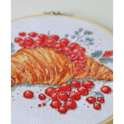 Наборы для вышивания крестиком "Круассан с красной смородиной" 20x20 см AAH-285