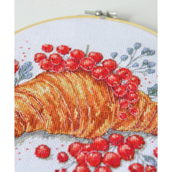 Наборы для вышивания крестиком "Круассан с красной смородиной" 20x20 см AAH-285