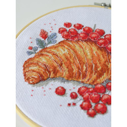 Наборы для вышивания крестиком "Круассан с красной смородиной" 20x20 см AAH-285