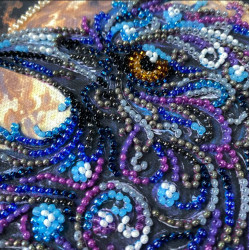 Mini karoliukų siuvinėjimo rinkinys "Gintarinis žvilgsnis" 15x15 cm AAM-270