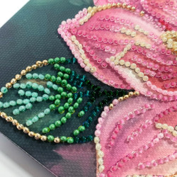 Mini karoliukų siuvinėjimo rinkinys "Žiedlapio bučinys" 15х15 cm AAM-267