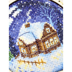 Cross-stich on wooden base "Snow globe. Country house" 14*11*5 cm SO-167
