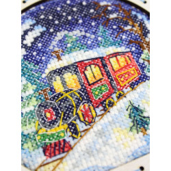 Cross-stich on wooden base "Snow globe. Winter train" 14*11*5 cm SO-156