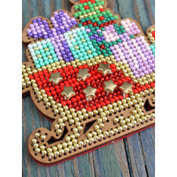 Cross-stich on wooden base "Christmas tree decoration. Festive sleigh" 8*9 cm SO-145