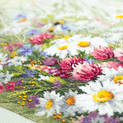 Cross stitch kit  Daisies and Clover 40 x 30 cm 510-225