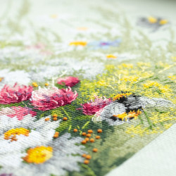 Cross stitch kit  Daisies and Clover 40 x 30 cm 510-225