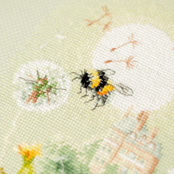 Cross stitch kit  Meadow Stories. Bumblebee 26 x 26 cm 510-354
