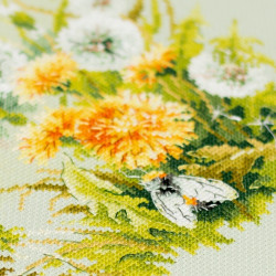 Cross stitch kit  Meadow Stories. Bumblebee 26 x 26 cm 510-354